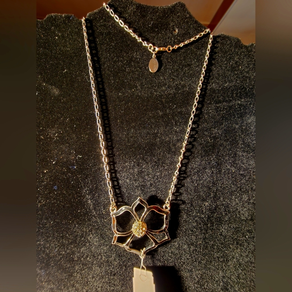 NWT SPRING STREET Silver-Tone Openwork Flower Pendant Necklace with Rhinestone